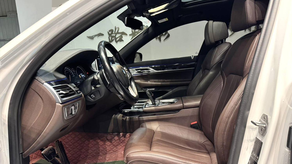 宝马7系 730Li 2.0T 领先型 M运动套装 自动挡-3